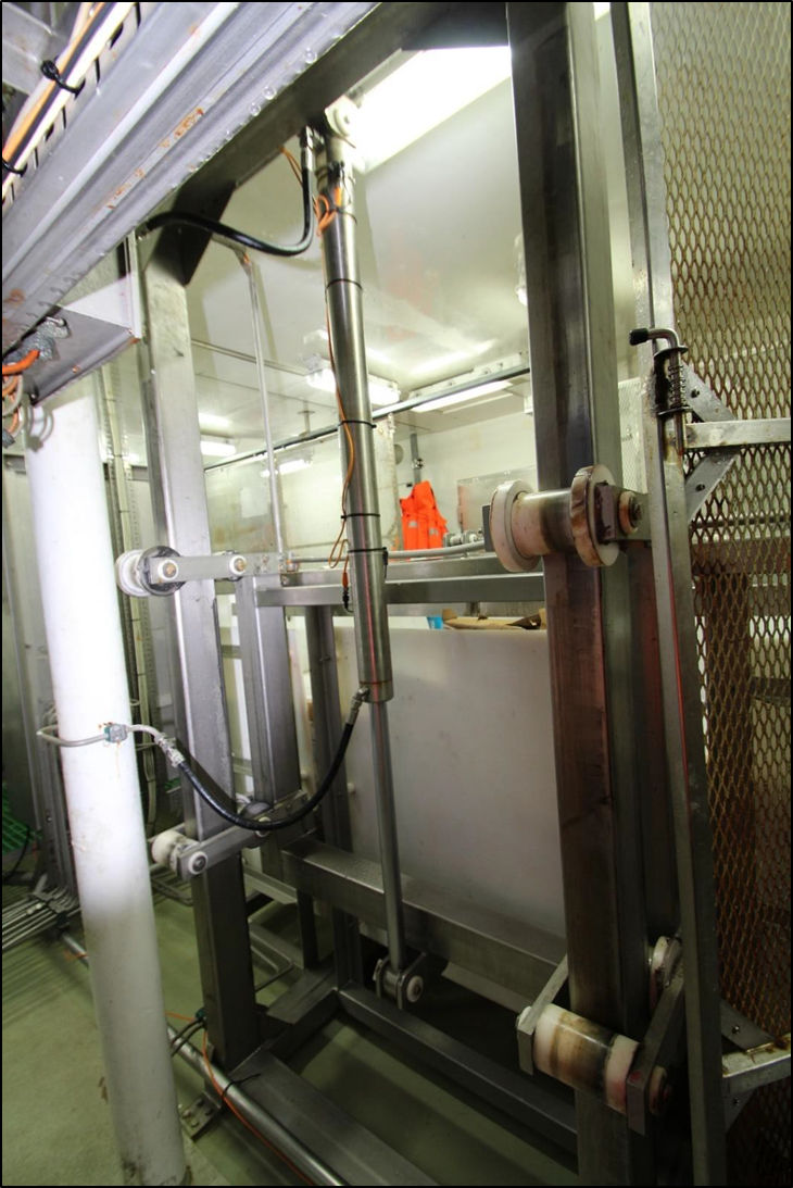 Hydraulic ram at the back of the accumulator, which moves the floor up and down