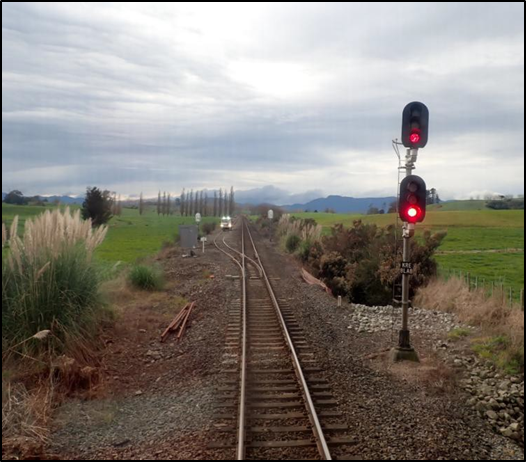 Entry signal (signal 8L) with the HVR in the Kereone crossing loop