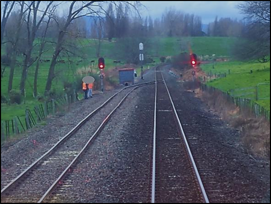 Crossing loop signal (signal 4LB) on the left and exit signal (signal 4LA) on the right