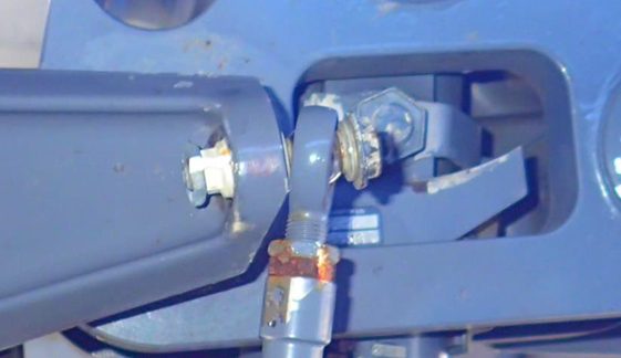 Photo showing the contact&nbsp;between&nbsp;the&nbsp;pitch&nbsp;link&nbsp;and&nbsp;the&nbsp;pitch&nbsp;horn&nbsp;at&nbsp;the&nbsp;teeter&nbsp;limit