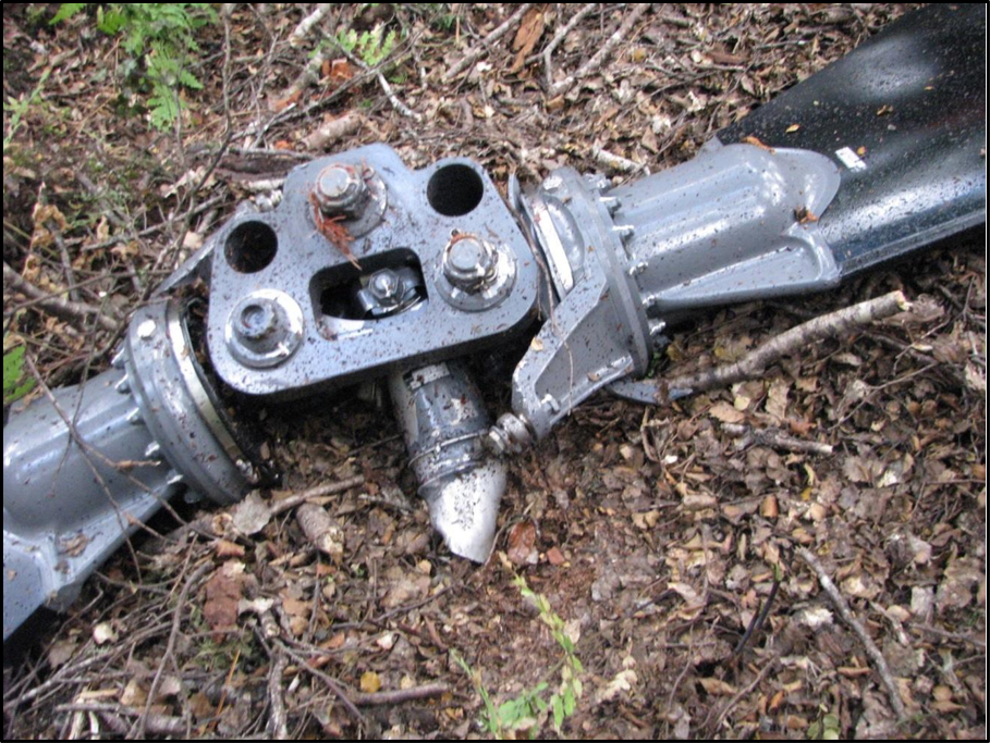 Main rotor head, showing severed drive shaft