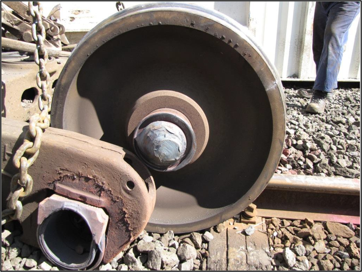 “Screwed” axle journal from the derailed wagon