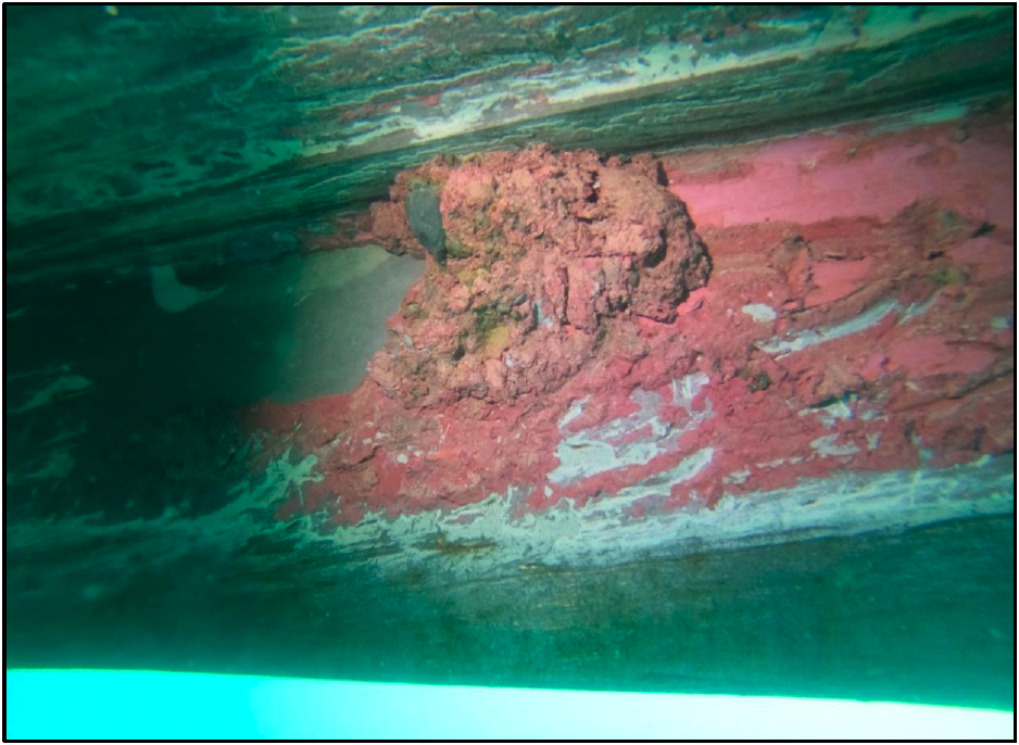 Paint abrasion and rock remnants on the hull