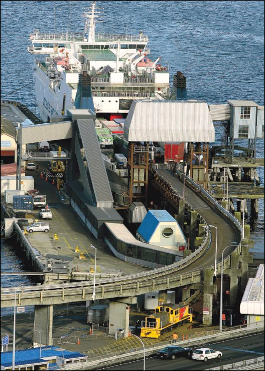Shunt locomotive with the Aratere in the background