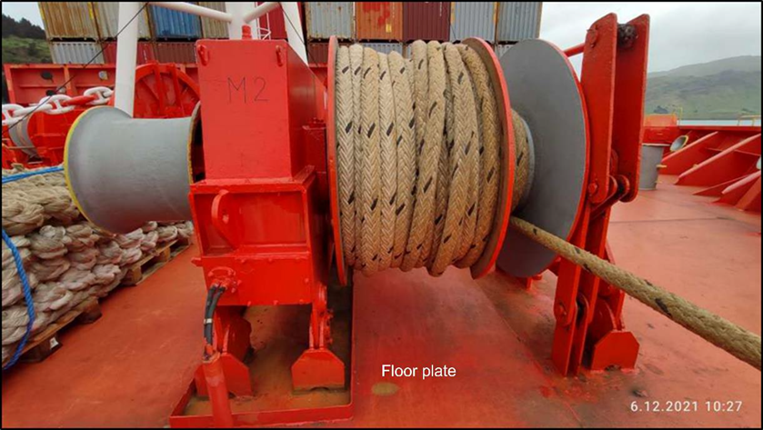 Winch with transverse bar removed