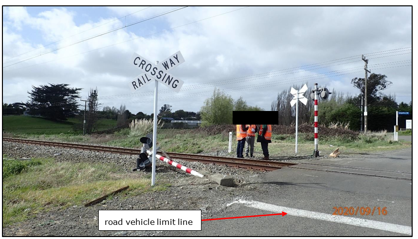 Level crossing warning device damaged in collision