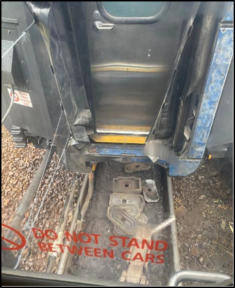 Photo showing parted gap between first and second carriages