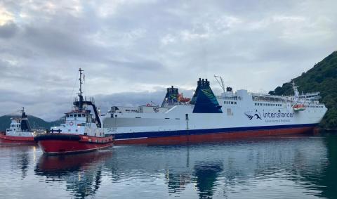 the Aratere with tugs readying to refloat the ferry